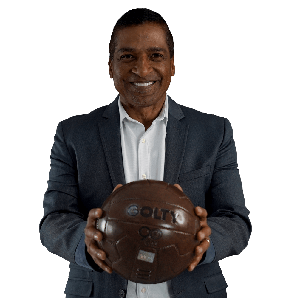 Alexis García, fundador del Club Deportivo Alexis García, sosteniendo un balón de fútbol antiguo