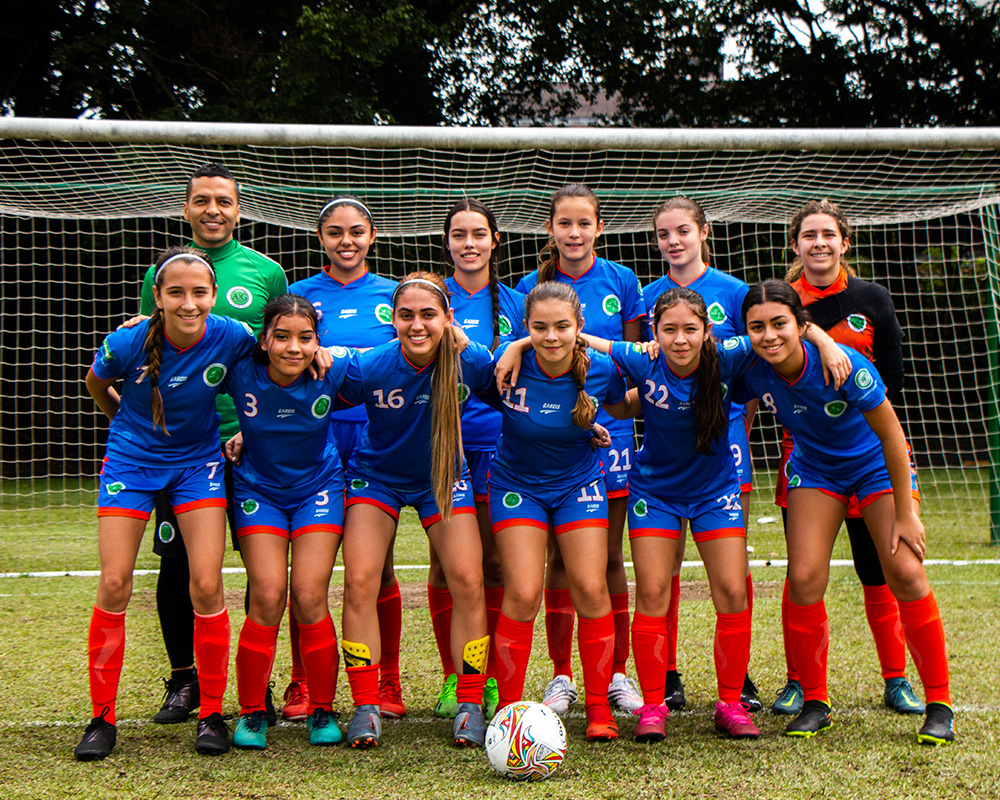 Jugadores del Club Deportivo Alexis García entrenando en Medellín