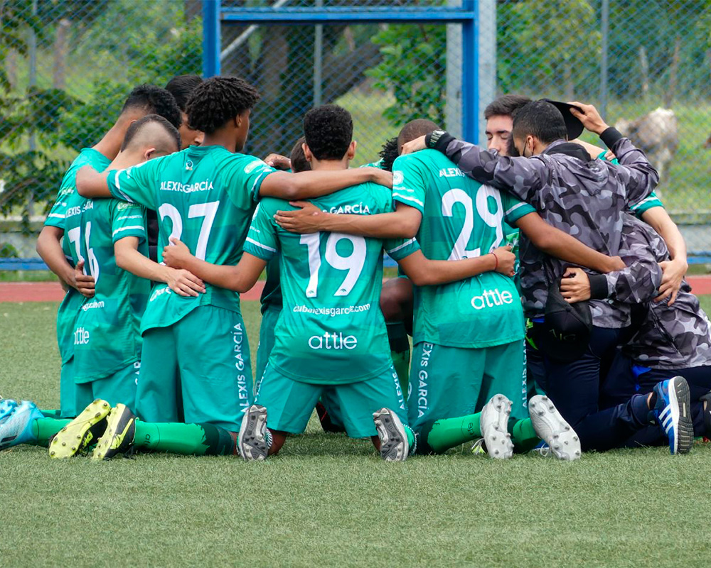 Equipo del Club Deportivo Alexis García celebrando en el campo